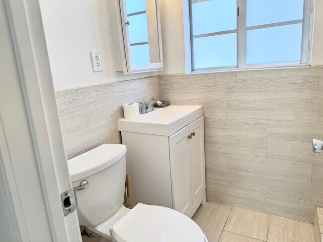 Foto del edificio - 916 W 41st St