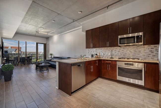 Foto del edificio - Fully Furnished Spacious One Bedroom - Downtown Las Vegas