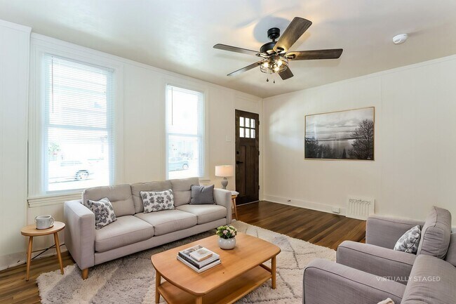 Foto del edificio - Bright & Fully Renovated 3BR Home with Backyard, Bonus Attic Space & Modern Upgrades