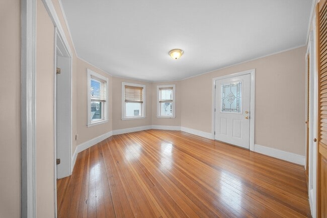 Building Photo - 10 Bigelow St