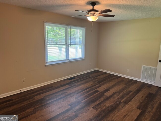 Building Photo - 98 Pineview Dr