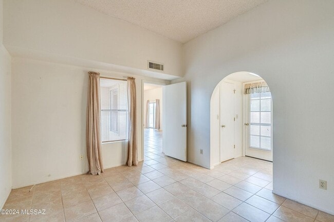 Building Photo - Charming & Affordable 2 Bedroom 2 Bath Tow...