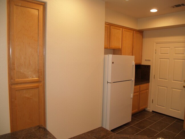 Building Photo - Scarlett Place Townhouse 3BD/2.5BA + Loft ...
