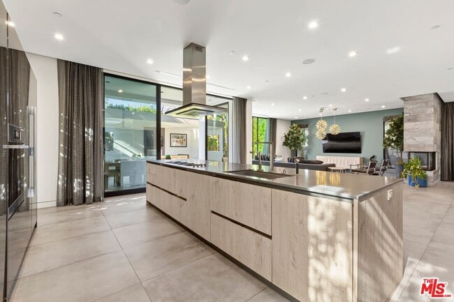 Building Photo - 853 N Kilkea Dr