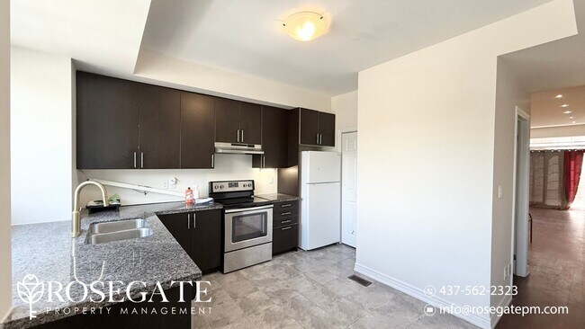 Photo du bâtiment - Modern 2+Den Townhome in Scarborough – 140...