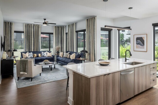 Salones de planta abierta con suelos de estilo madera Kember - AMLI Atlantic Station