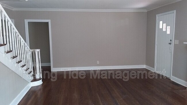 Foto del edificio - 229 Pinewood Ave