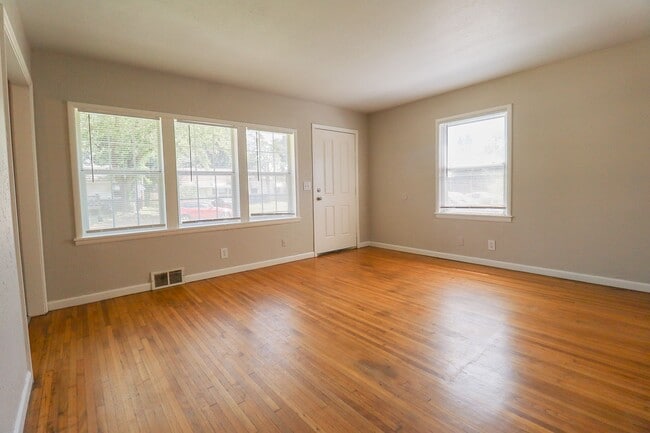 Building Photo - 3 Bed / 1 Bath in Tulsa!