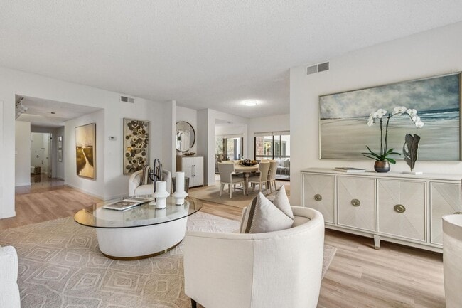 Building Photo - Elegant 2BR Condo with Golf Course Views i...