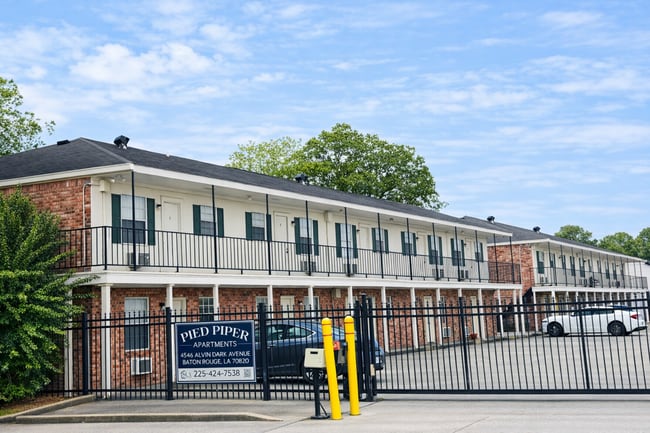 Building Photo - Pied Piper Apartments (Studio/1 Bath)
