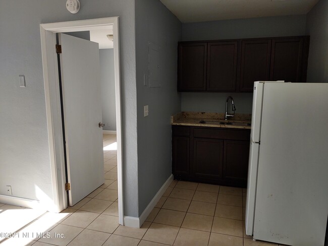 Foto del edificio - 5647 Merrill Rd