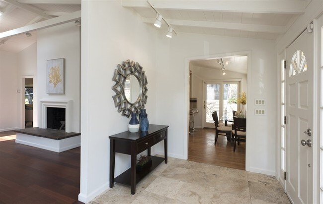 Building Photo - Central Woodside Rental