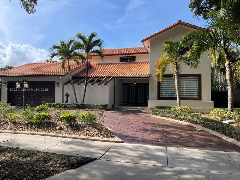 Foto principal - 4 bedroom in Miami Lakes FL 33016