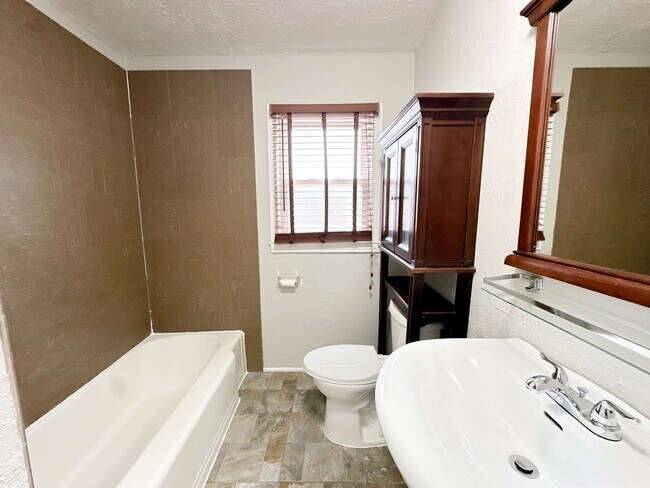 Foto del edificio - Updated 2 Bed/1 Bath Home in Bethany