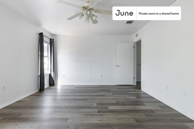Foto del edificio - Private bedroom in 3 bed/2.5 bath Home