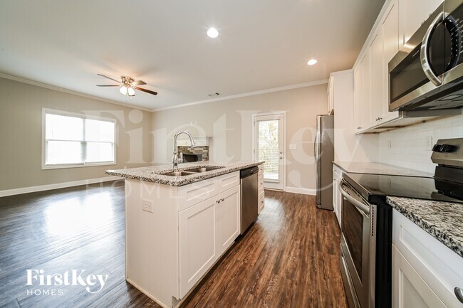 Building Photo - 8 E Newnan Rd
