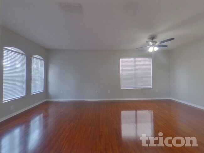 Foto del edificio - 304 Churchill Downs Blvd