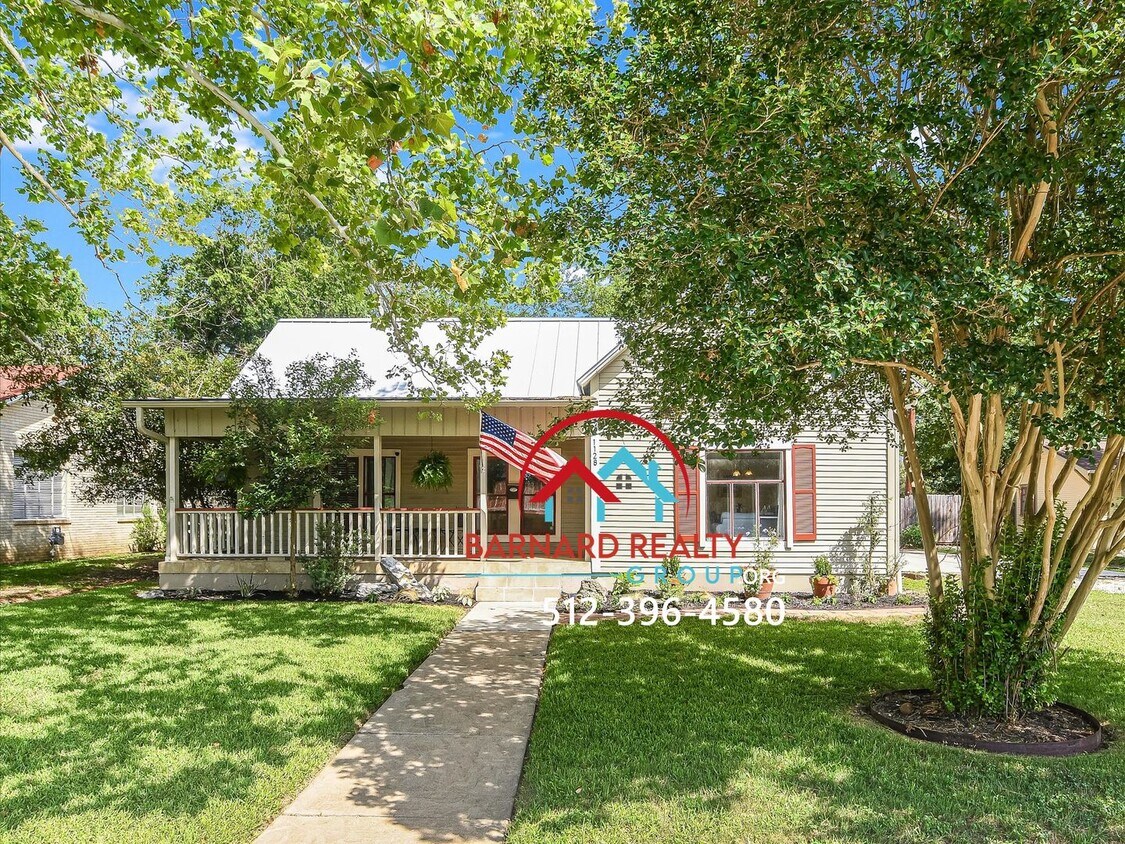 Foto principal - Available Now: 2 Bed/2 Bath in Historic Di...