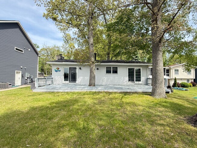 Foto del edificio - Lakefront Home on Lake Columbia – Private Dock & Spacious Backyard