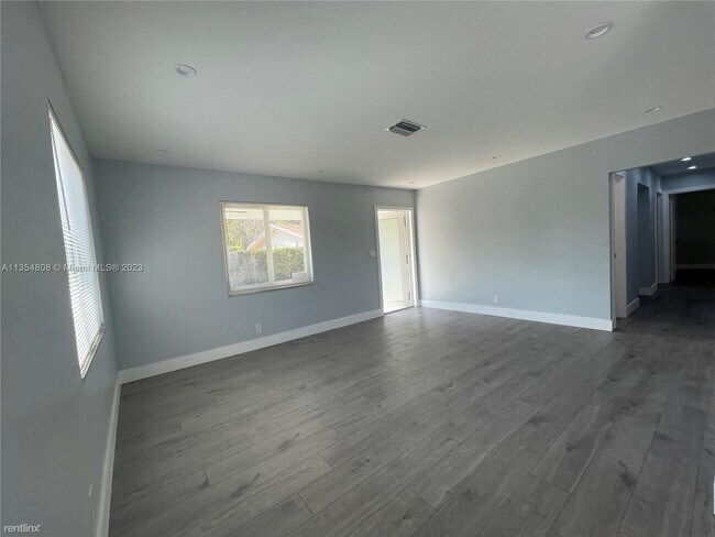 Foto del edificio - 3 br, 2 bath House - 105 NE 30th Ct # 105