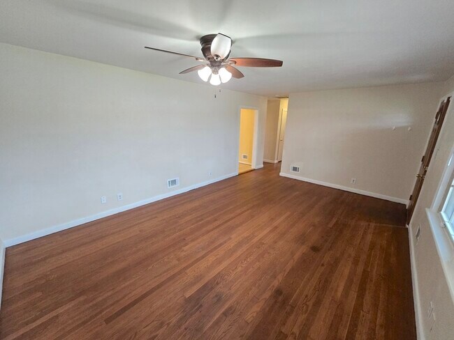 Foto del edificio - Charming 4-Bedroom Brick Ranch in Virginia...