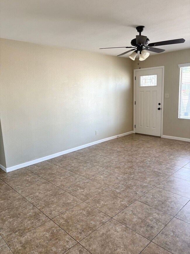 Foto del edificio - **Excellent 3br/2ba/2garage HOUSE (ELLIOT & DOBSON)** **MOVE-IN SPECIAL 50% OFF MOVE-IN MONTH!!!!**