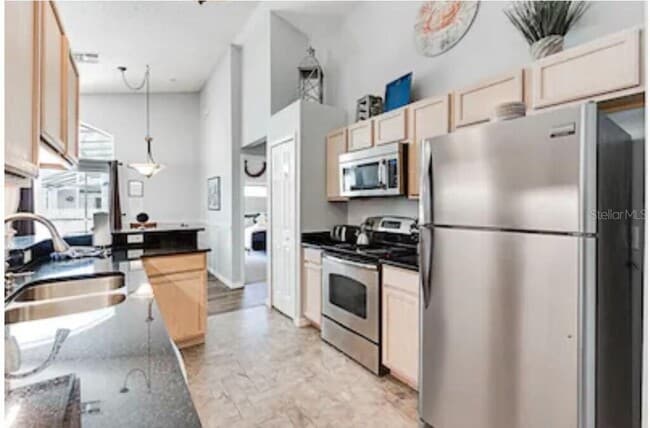 Foto del edificio - 768 Majesty Dr