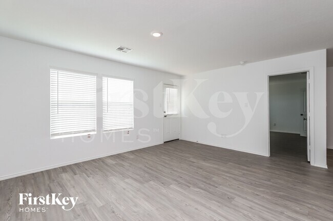 Foto del edificio - 5402 Basil Chase