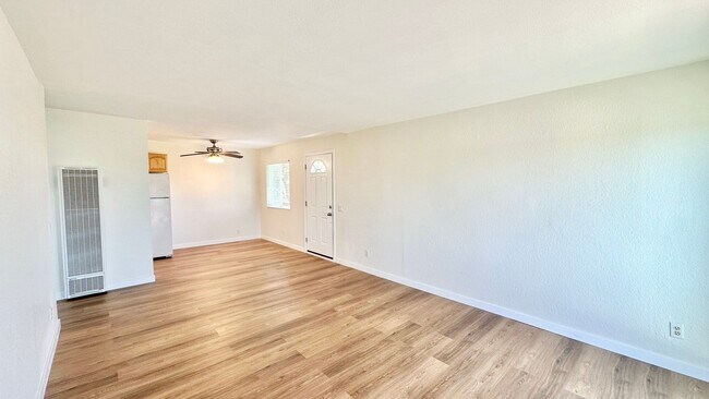 Foto del edificio - Darling, Upstairs, Corner-End Condo Unit i...