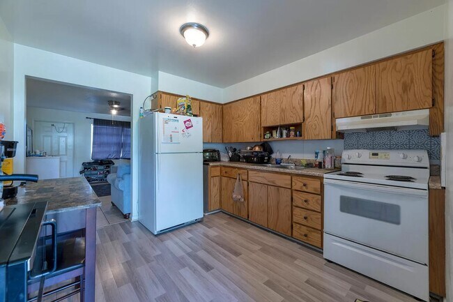 Building Photo - 932 W Jasmine Dr