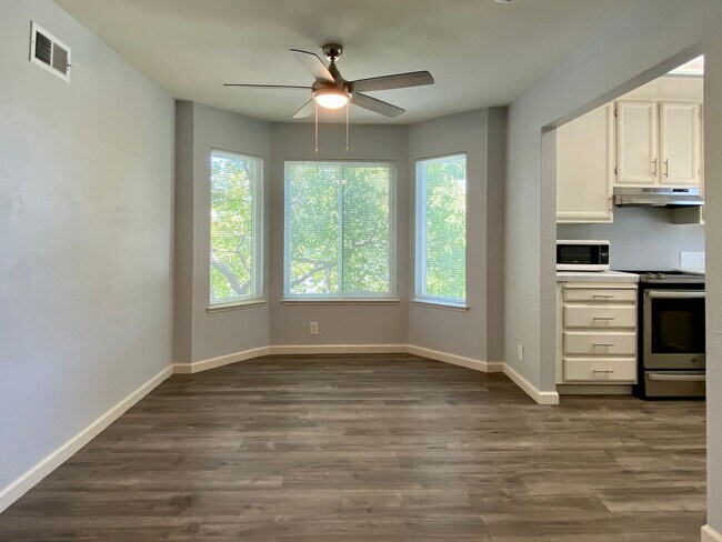Building Photo - Updated 3 Bedroom 2 Bath Upstairs Condo in...