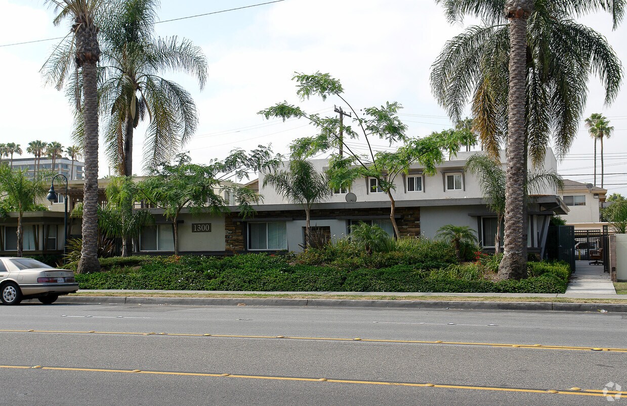 Building Photo - 1300 W Cerritos Ave
