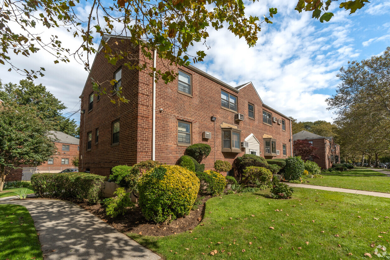 Foto principal - 90-01 153rd St