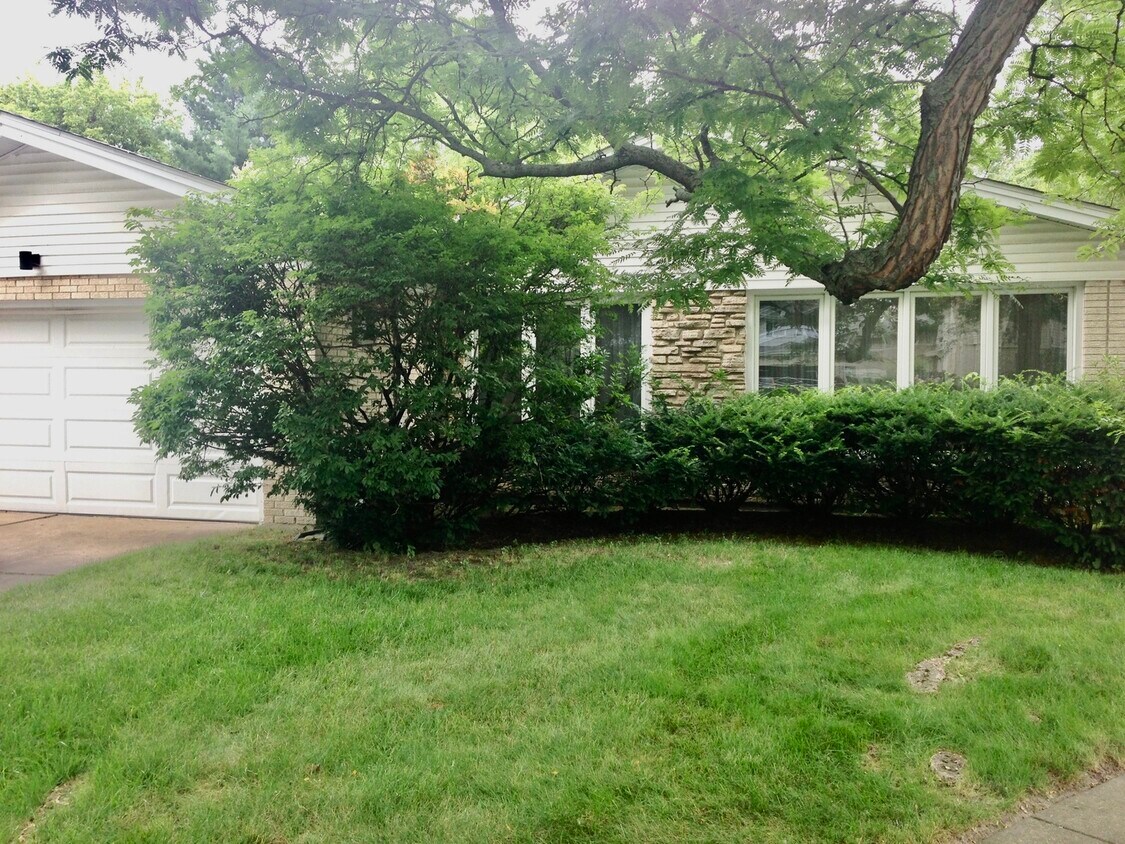 Primary Photo - 1227 Manor Dr