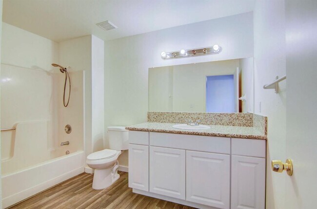 Foto del edificio - 3 Bedroom 2 bathroom Duplex in Sacramento