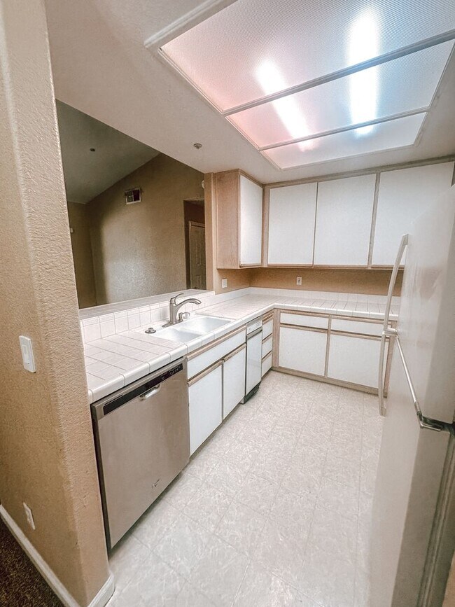 Building Photo - Private 2 bedroom 2 bath condo in San Ramon