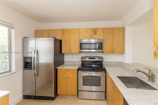 Foto del edificio - 8740 N Sherman Cir