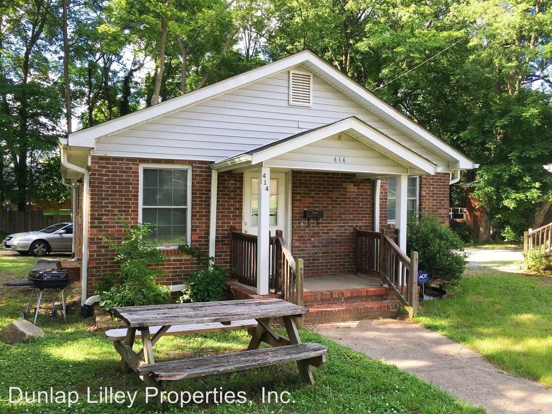 Foto principal - 4 br, 2 bath House - 414 Whitaker Dr