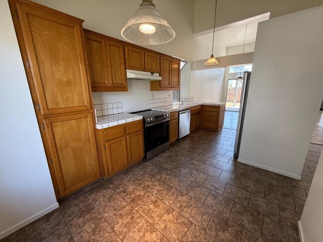 Building Photo - 2115 E Minarets Ave