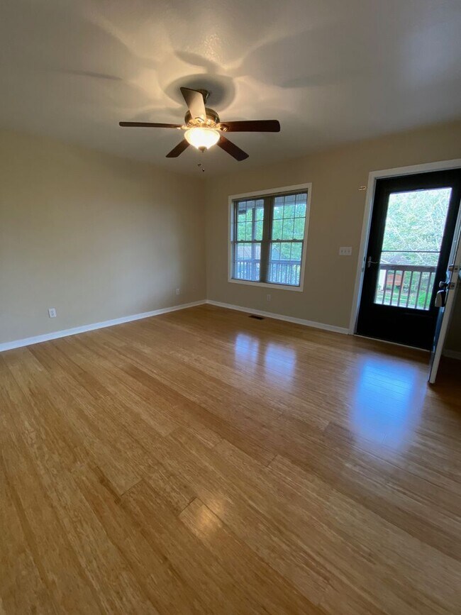 Building Photo - North AVL - Spacious 2/2 Apartment