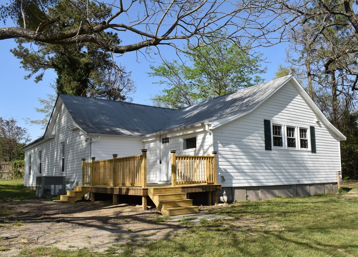 Foto principal - Charming 3-Bed, 2-Bath Farmhouse in Fuquay...
