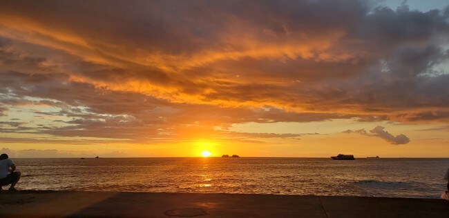Hawaiian sunsets are walking distance away - 417 Namahana St