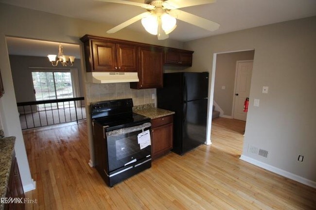 Foto del edificio - 1377 Autumn Ln