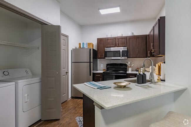 1BR, 2BA - 813SF - A9 - Kitchen - Palencia