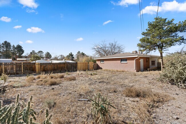 Building Photo - 2801 Ross Ave SE