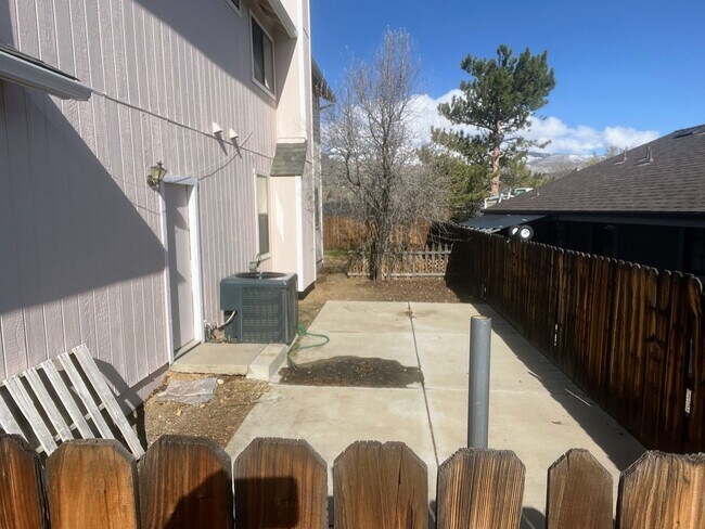 Building Photo - Spacious Sunridge home