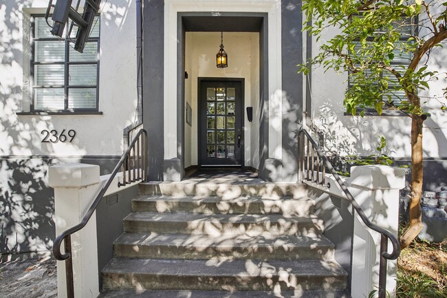 Puerta de entrada principal del edificio de apartamentos en 2363 Le Conte Ave, Berkeley, CA 94709, EE. UU. - 2363 Le Conte Avenue