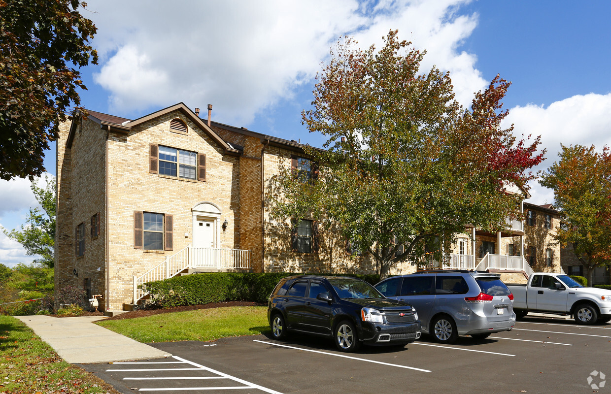 Primary Photo - Laurelwood Apartments and Townhouses