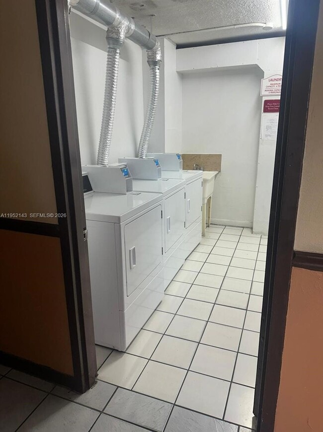 Foto del edificio - 8145 NW 7th St