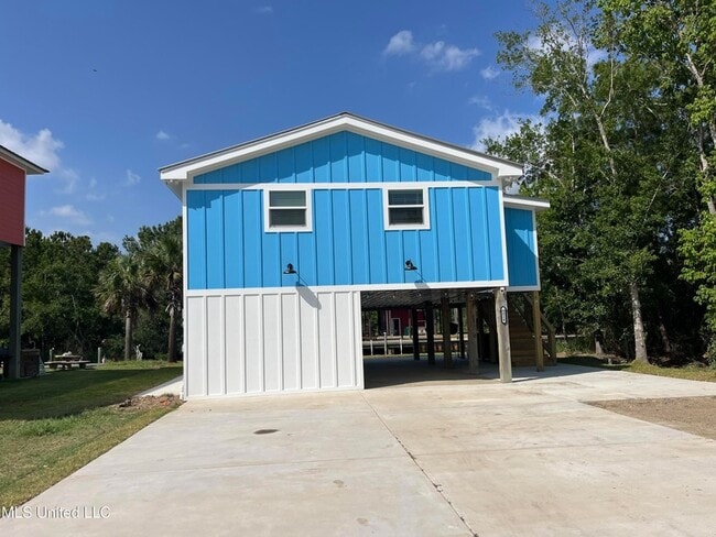 Building Photo - 4024 Blue Jay St
